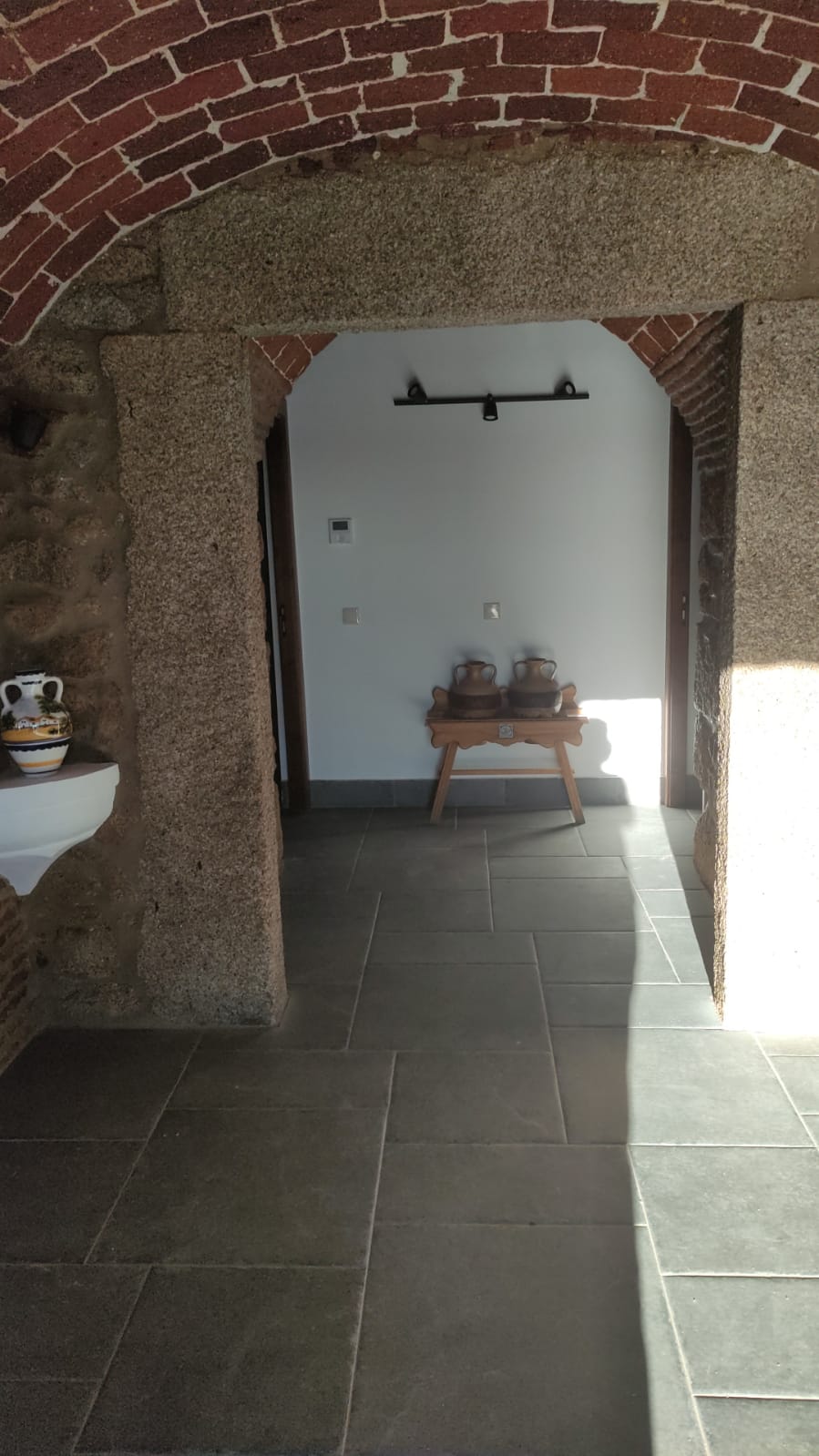 entrada-comedor-casa-rural-extremadura-caceres-albala-bodegas-catalina.jpg